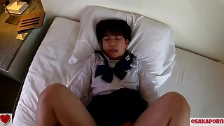 人生初潮吹き！大洪水のツルピタ 瞳の大きな可愛いぴちぴち18歳が 服で20回以上のイキ祭り。ちびっこ体型貧乳ちっぱいさんスカートに正常位で中出し。個人撮影　ハメ撮り　オリジナル　セーラー服 アヘ顔 アクメ 　フェラ 騎乗位　正常位　ver まお 8 OSAKAPORN